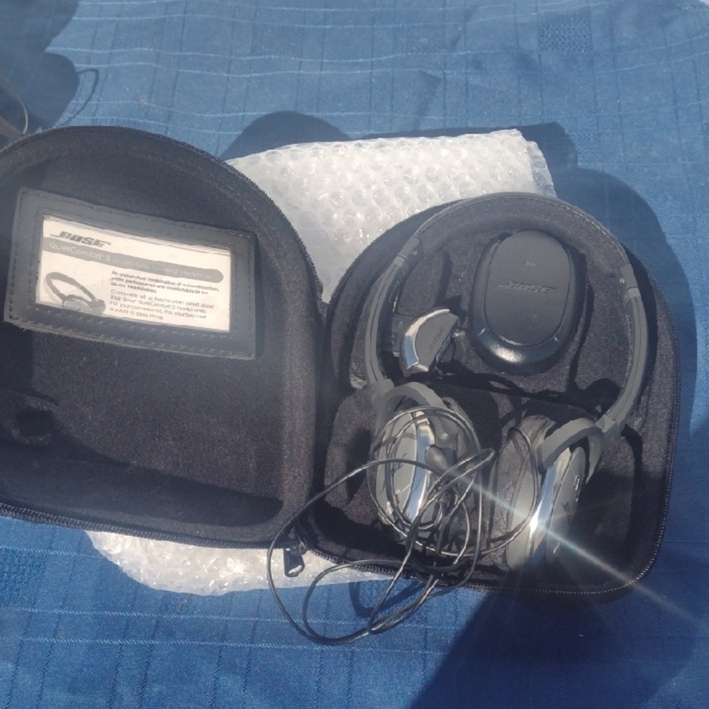 - Bose Black and Silver Quiet Comfort 3 Headphones with Case